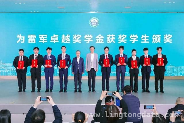 企业家雷军重返武大，魅力引学子热情围堵 雷军重返武大，百万奖学金激励学子前行