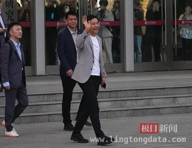 企业家雷军重返武大，魅力引学子热情围堵 雷军重返武大，百万奖学金激励学子前行