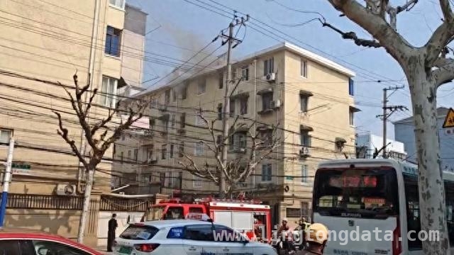 3月26日普陀区一小区起火，幸无人受伤！，普陀区小区火灾：消防出击，火情迅速控制