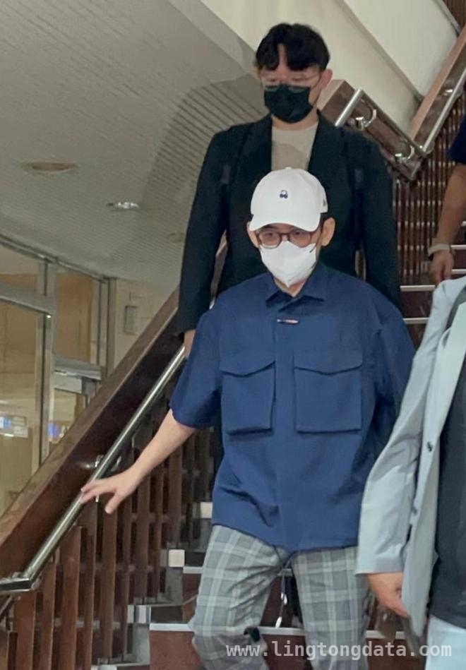 惊！黄子佼二审后首次鞠躬，是悔悟还是另有隐情？ 黄子佼二审庭审后鞠躬，背后深意引网友猜测！