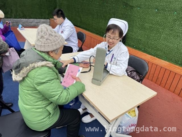 青年力量闪耀社区，便民市集温暖人心