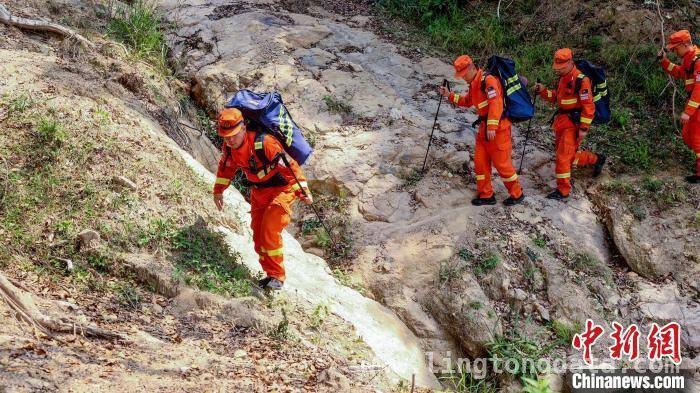 福建森林消防龙岩支队：野营拉练锻造灭火尖兵