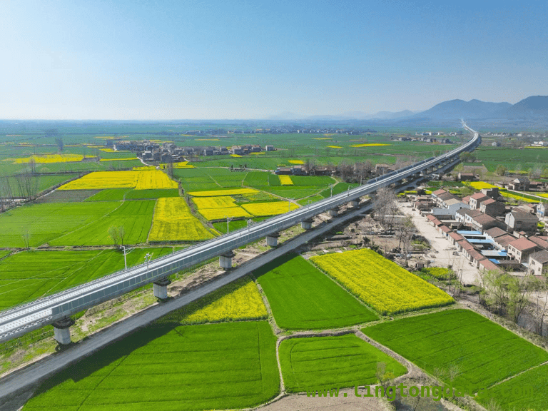 3月25日襄荆铁路无砟轨道施工全完成，为湖北高铁环线添砖加瓦