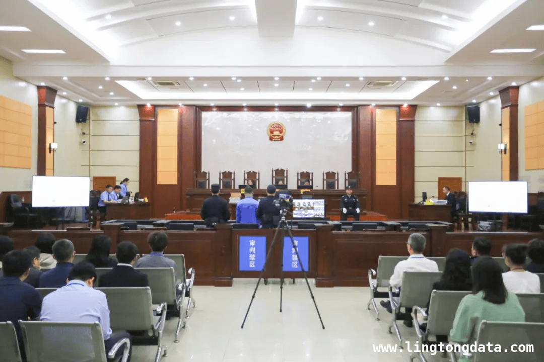 国开行广西分行原副处长涉三罪受审，当庭认罪，平果法院庭审国开行广西分行原副处长，干部职工旁听
