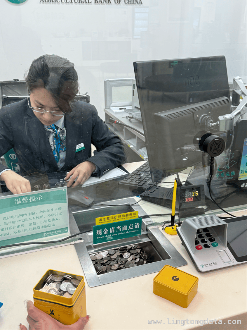 数字时代，农行用质朴服务诠释责任担当，农行柜员耐心清点零钱，温暖老人心