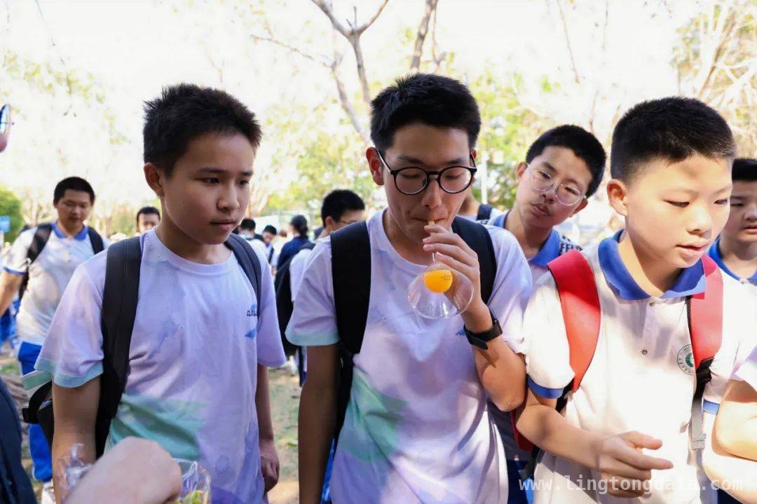户外移动课堂：让学子在春天里成长蜕变 移动课堂开启，学子春日探索新征程