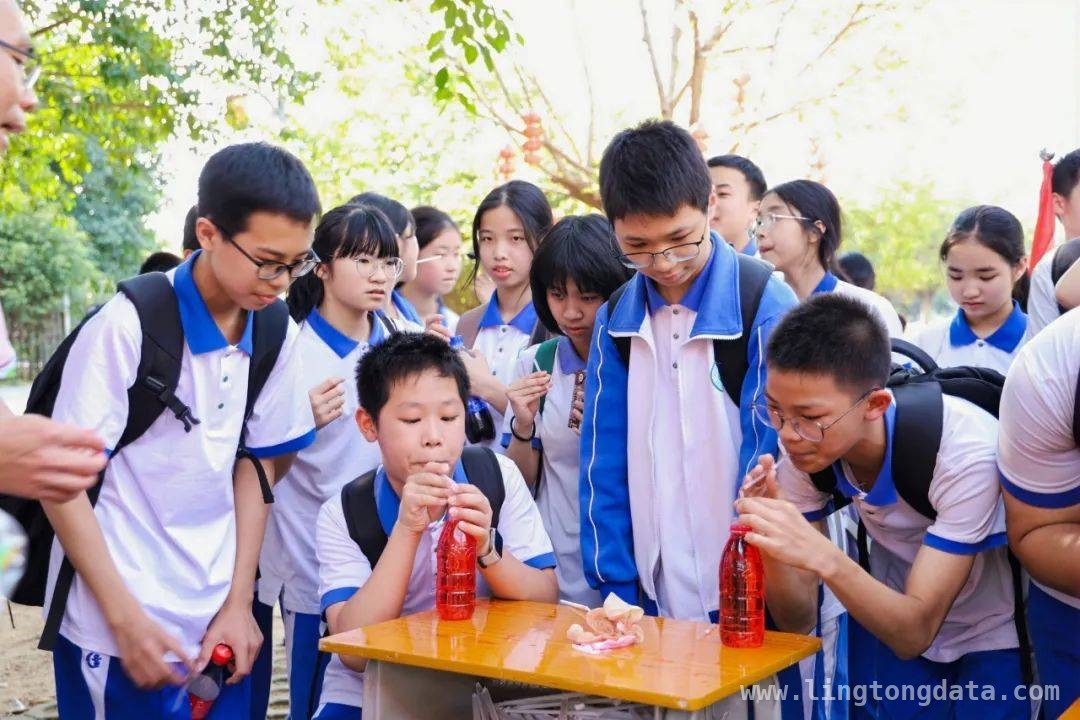 户外移动课堂：让学子在春天里成长蜕变 移动课堂开启，学子春日探索新征程