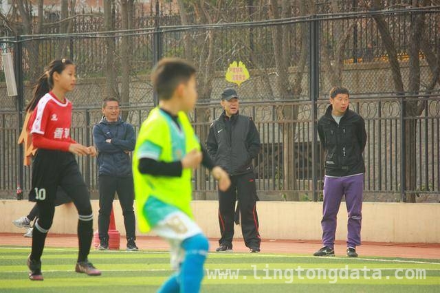 春日校园足球盛宴：青岛两校交流赛燃情开启，校园足球交流赛：杨为健指导点亮青岛足球新希望
