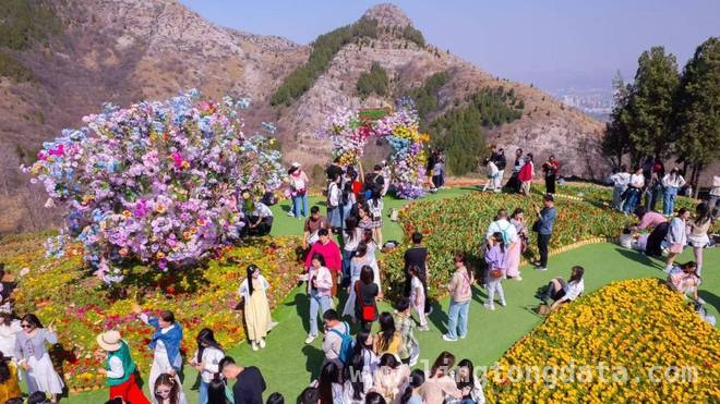 云上郁花园：春日极致体验，红叶柿岩等你来