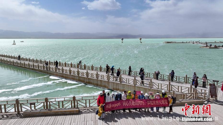 3月26日，茶卡盐湖用美景征服游客