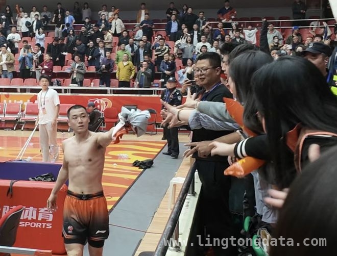 高校学子助力，山东高速男篮迈向新荣耀，山东高速男篮高校助威团：赛场“气氛组”的力量