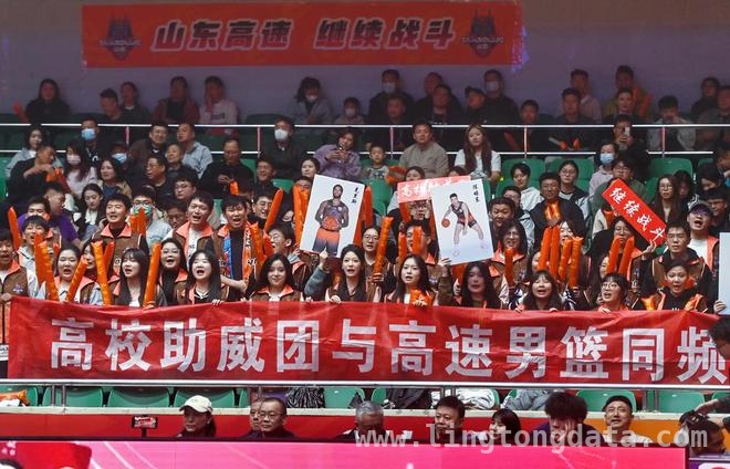 高校学子助力，山东高速男篮迈向新荣耀，山东高速男篮高校助威团：赛场“气氛组”的力量