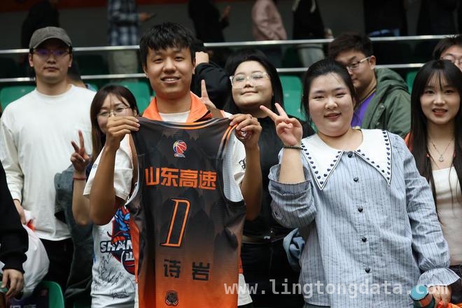 高校学子助力，山东高速男篮迈向新荣耀，山东高速男篮高校助威团：赛场“气氛组”的力量