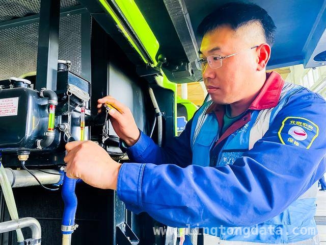 北京公交保修分公司为清明扫墓专线车辆“体检”保安全，公交集团严阵以待，守护清明祭扫出行安全