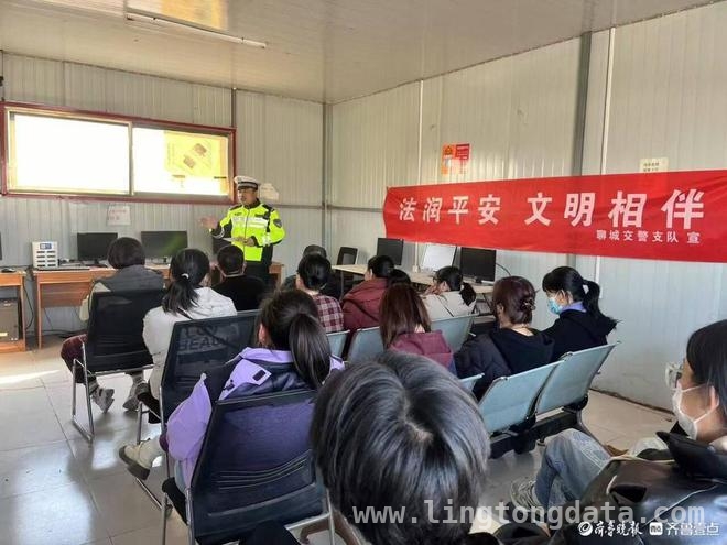 华鑫驾校迎来交警宣传，新驾驶人安全意识再提升