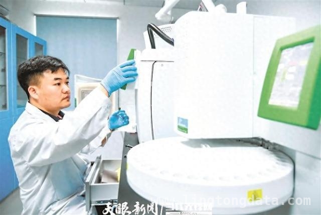 水质监测员龙海飞：守护河湖健康的“白衣天使”