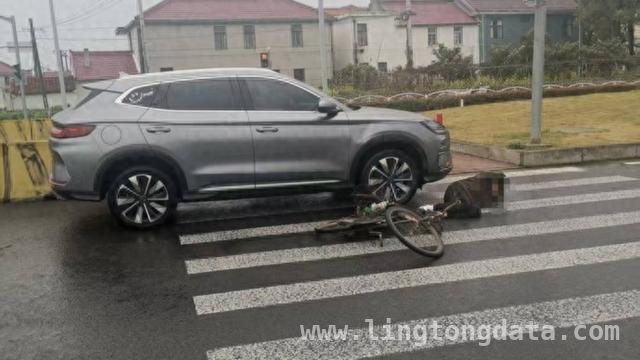 崇明大道新影路车祸：SUV难避自行车，老人倒地 突发！崇明路口SUV撞自行车，老人伤势待察