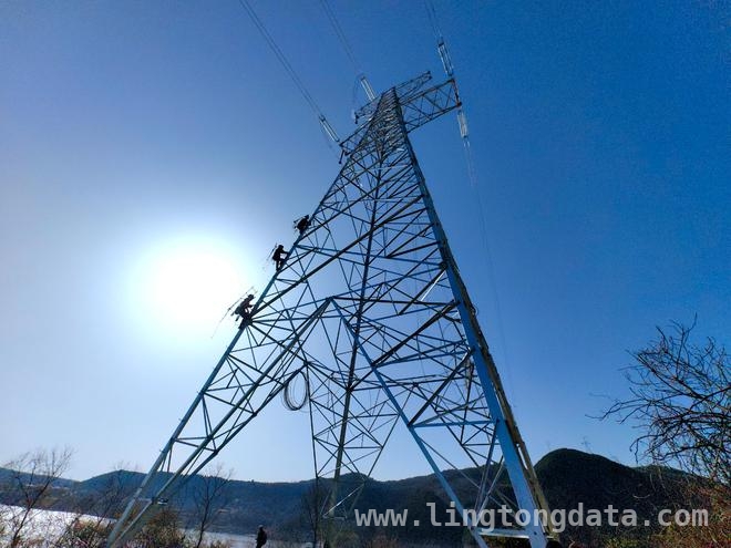 西十高铁电力“动脉”建设，电力工人烈日下的拼搏