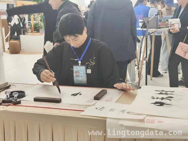 走进2025中关村论坛，感受机器人的智慧与活力，探秘2025中关村论坛，机器人“智愿者”大放异彩