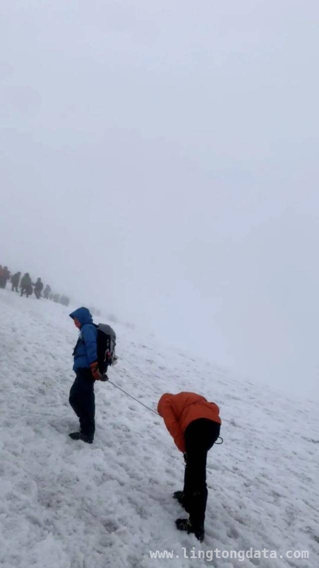 向导回应雪山登顶视频：“100%登顶率”是玩梗，哈巴雪山解封，新手攀登别盲目跟风！