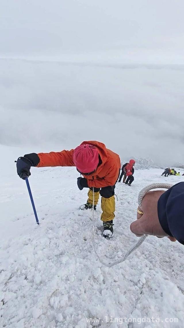 向导回应雪山登顶视频：“100%登顶率”是玩梗，哈巴雪山解封，新手攀登别盲目跟风！