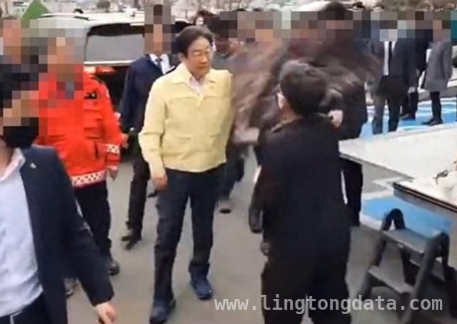 李在明视察山林火灾灾区，遇男子挥舞外衣惊险一幕，韩国在野党党首视察山火灾区遇威胁，呼吁对涉事男子从轻处置