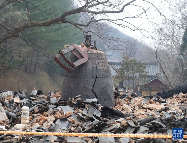 直击韩国森林大火：28人丧生，古寺在火中消逝，韩国多地森林大火致28人死亡，受灾面积超历史最高水平