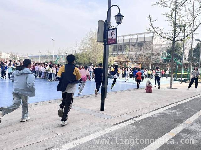郑州高新区实验小学“双盲”防踩踏演练，筑牢安全防线 郑州高新区实验小学“双盲”防踩踏演练，检验应急真功夫