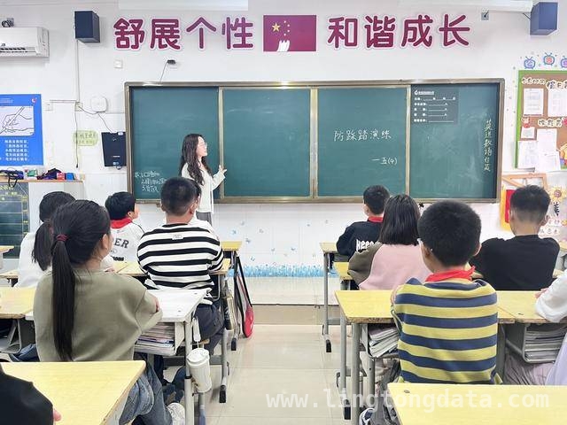 郑州高新区实验小学“双盲”防踩踏演练，筑牢安全防线 郑州高新区实验小学“双盲”防踩踏演练，检验应急真功夫