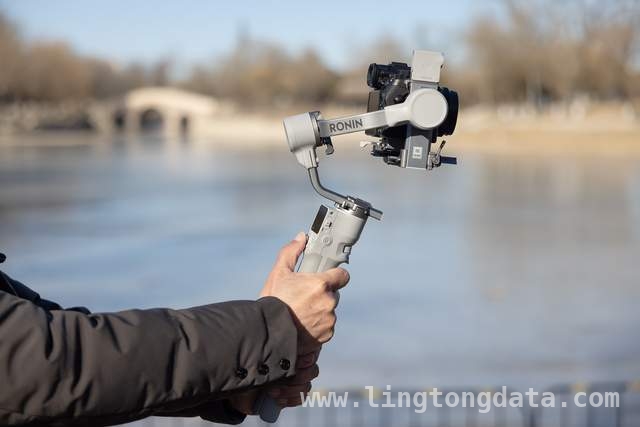 银灰魅力，DJI RS 4 Mini开启稳定器设计新纪元，DJI RS 4 Mini：轻量化与智能化完美融合的稳定器