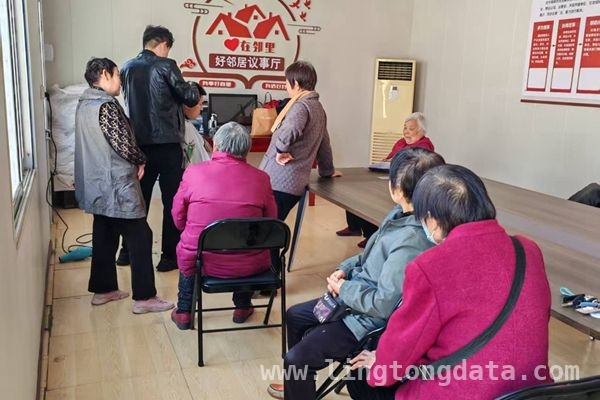 践行雷锋精神，滕州龙泉街道开展关爱老人理发活动，3月26日，滕州龙泉街道用理发温暖老年人