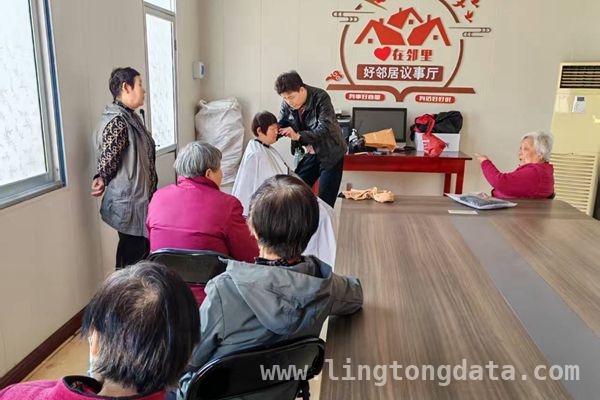 践行雷锋精神，滕州龙泉街道开展关爱老人理发活动，3月26日，滕州龙泉街道用理发温暖老年人