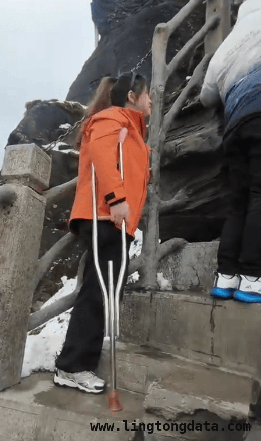 拄拐爬山的“90后”独腿女孩，在梵净山书写传奇，独腿女孩九小时登顶，梵净山见证坚韧与热爱