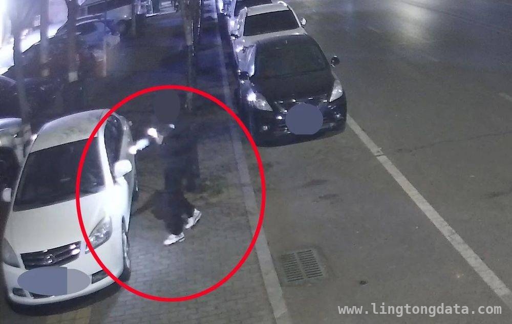 低俗小广告污染城市，警方严惩不贷，“温柔乡”陷阱：招嫖小广告藏诈骗玄机