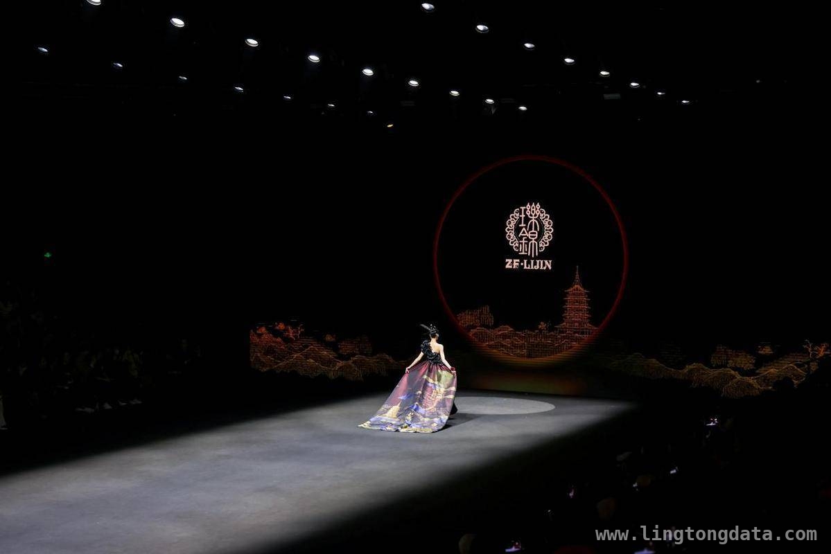 当苏轼诗境邂逅时尚秀场，织锦提花绽放新魅力