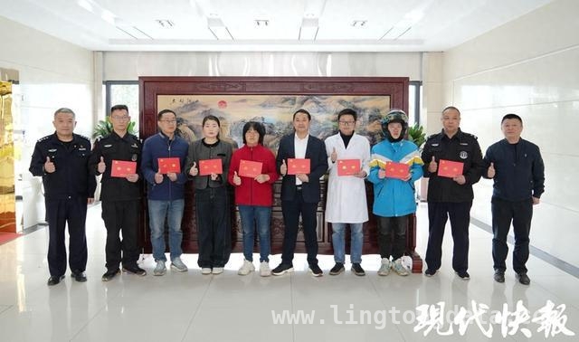 淮安：一场生命救援背后，10名热心英雄浮出水面 淮安暖心一幕：10名热心市民抬车救老人终被寻获