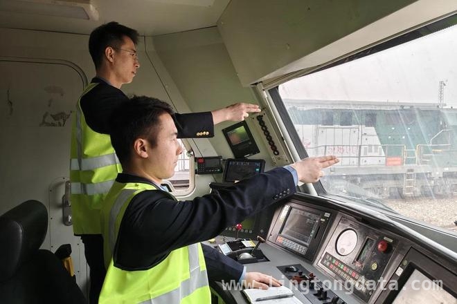 中欧班列下的跨国恋：从相识到携手一生，中欧班列搭起桥梁，异国情侣开启幸福之旅