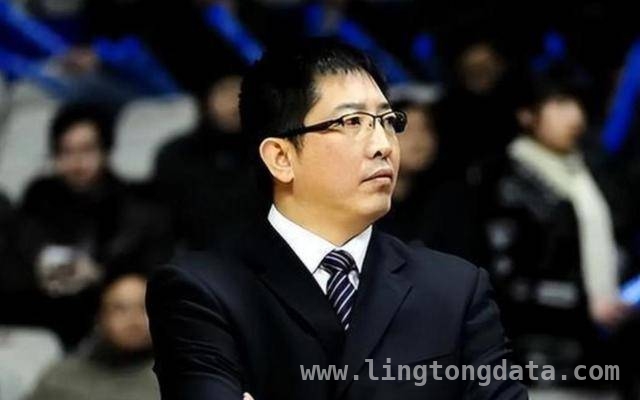 易立：球员时代风光无限，执教生涯举步维艰 从辉煌球员到失意教练，易立的江苏男篮沉浮路