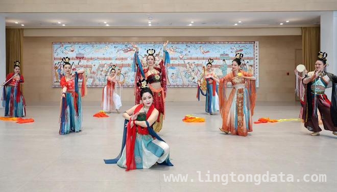 从工业锈带到文化秀带：杨浦“城市美育日”的华丽转身 杨浦“城市美育日”：传统与科技融合，绘就文化新画卷