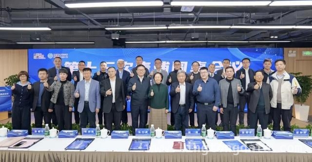 华新镇借圆桌会议东风，布局多产业集群发展新蓝图 3月28日青浦圆桌会议：探讨跨境电商、快递、装备厂商应对之道