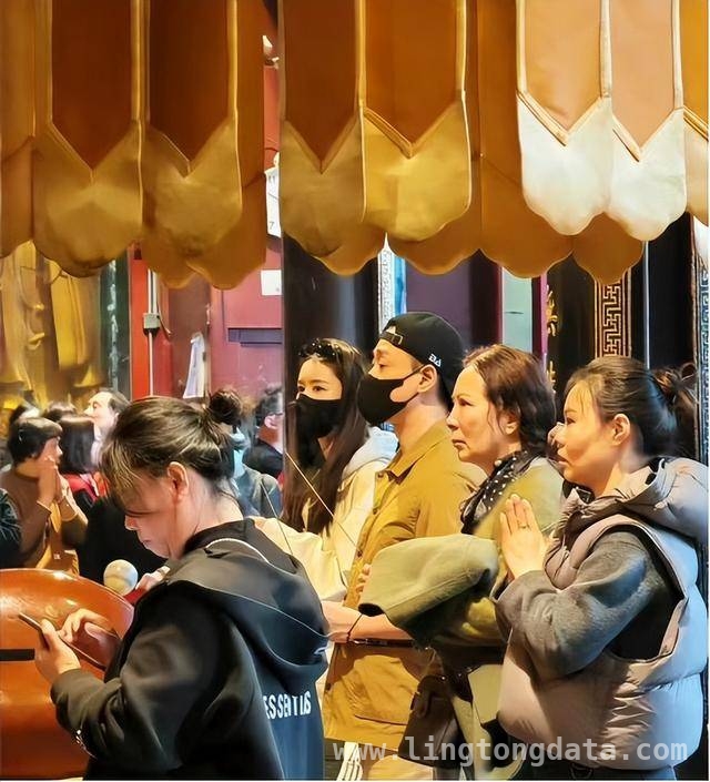 吴千语施伯雄秀恩爱，张馨月林峯婚姻成谜？，吴千语夫妇恩爱吸睛，张馨月评论区爆料不停！