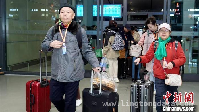 新疆首趟出疆旅游专列启程，带您领略别样风光