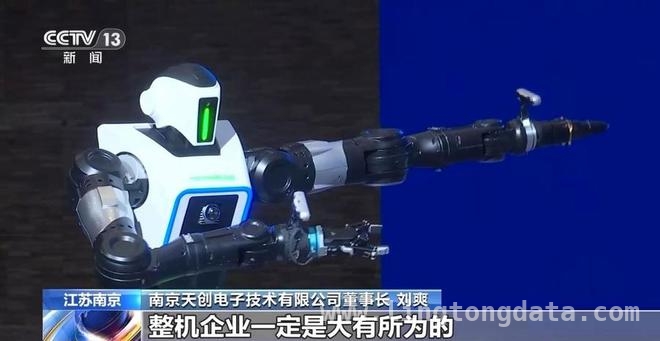 灵犀X2与具身智能：家庭陪伴机器人的未来之光 南京“机器人之城”：竞逐产业新赛道的先锋力量