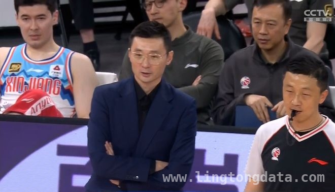 王哲林难敌新疆攻势，新疆男篮卡位战逆袭取胜 新疆客场挑落上海，常规赛收官前四悬念待解