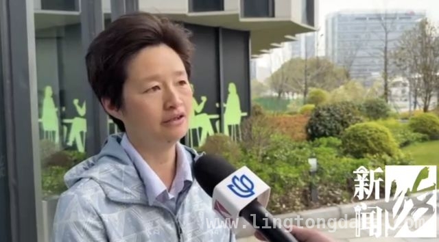 滴水湖“假樱花”引争议，美化环境还是欺骗游客？，春日上海滴水湖惊现“假樱花”，背后原因几何？
