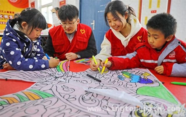 志愿行动，点亮“小候鸟”多彩童年
