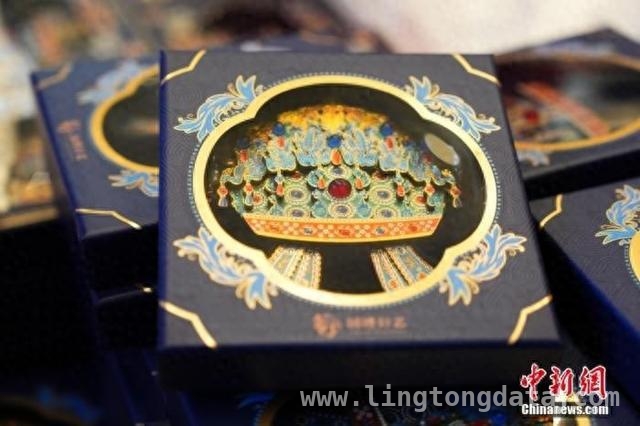 国博凤冠IP爆火，下一个文创爆款在哪？ 凤冠冰箱贴破百万销量，文博文创热潮来袭！