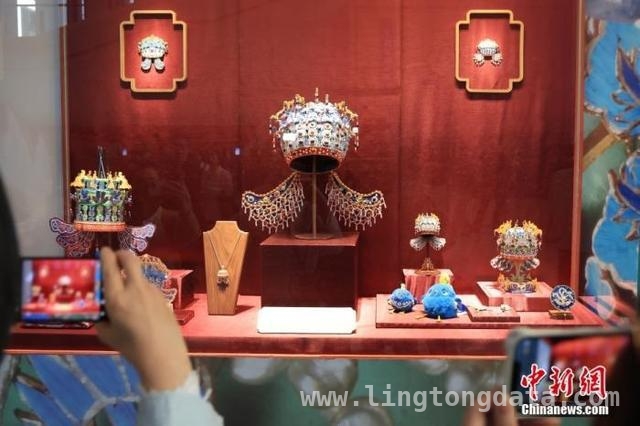 国博凤冠IP爆火，下一个文创爆款在哪？ 凤冠冰箱贴破百万销量，文博文创热潮来袭！