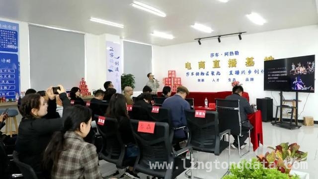 开业啦！莎车阿热勒电商直播基地开启农产品销售新时代，莎车阿热勒电商直播基地：特色农产品走向全国的新起点