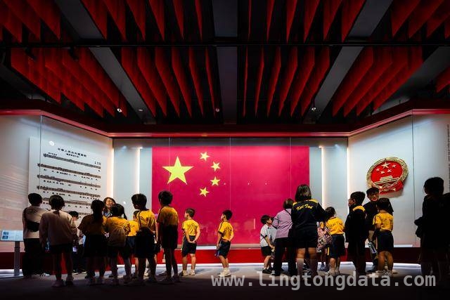 香港国安展魅力大，参观者络绎不绝